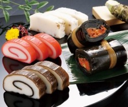 取引1台賞でもらえる女傳（おんなでん）の昆布巻かまぼこセットは原材料にこだわり、富山湾でとれたミギス、グチ、鱧（はも）、エソなど調味料だけでは出せない魚本来の味わいとしなやかなモチモチ感が特徴