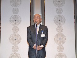 来賓代表で祝辞を述べるJU中販連澤田稔会長