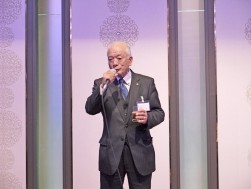 乾杯の音頭をとるＪＵコーポレーション元坂明社長