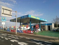店舗外観：アクセスは大阪と和歌山を結ぶ交通量の多い国道26号線沿いに位置し、阪和自動車道の阪南ＩＣからわずか１ｋｍほどの好立地