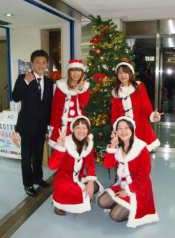 昨年のクリスマスイベントでも女性スタッフがサンタクロースの格好でイベントを盛り上げた