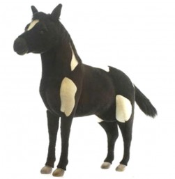 初荷でプレゼントされる干支にちなんだ高さ130ｃｍの可愛い馬のぬいぐるみはキッズルームに置くにはピッタリの賞品