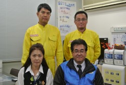 「Ｕ‐ＣＡＲ業販葛西」メンバー、後列左から石田課長代理、所主任、前列左前から前主任、藤城部長