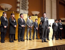 懇親会で決意表明を述べる柏原隆宏社長
