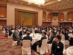 懇親会はビンゴ大会が企画され、大いに盛り上がった
