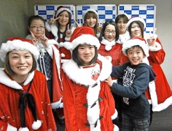 サンタ姿の女性社員と７代目ちびっ子会場長の岡田拓己くんと姉の麻裕(まひろ)ちゃんの記念撮影
