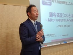 講義冒頭に抱負を語る恒本雅通指導環境委員長