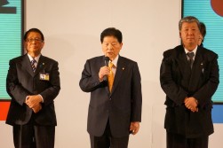 新年の挨拶に立つ小川逸樹会長