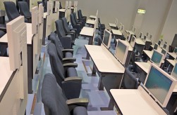 長時間着席しても疲れにくい二人掛けシートを採用