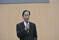新年の挨拶を述べる長崎専務