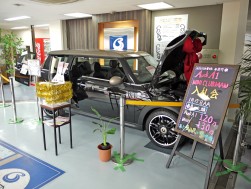 ＡＡ会場１Ｆ事務所内に展示されている入札車