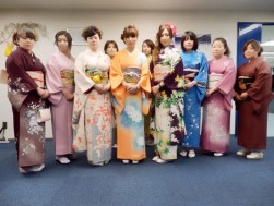 ベイオークの初荷は着物姿の女性スタッフがイベントを盛り上げる
