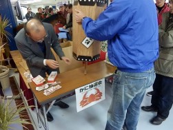 大おみくじ抽選箱を使った高級カニ抽選会の模様