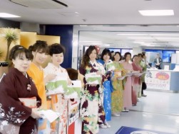 当日は女性スタッフが着物でお出迎え