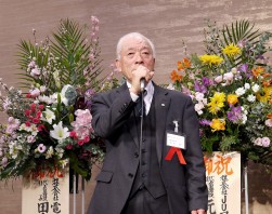 来賓挨拶で「ＪＵ福岡に九州で強いリーダーシップを期待したい」と述べるＪＵコーポレーション元坂明社長