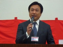 謝辞を述べる古田芳孝専務