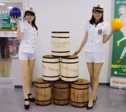 樽入れゲームを紹介するＵＳＳガールズ