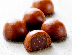 特長は揚げ饅頭のサクサクとした歯ごたえと甘さを抑えたこし餡。黒糖・米油・胡麻、全ての素材にこだわった自信作。女性だけでなく男性ファンも多い商品