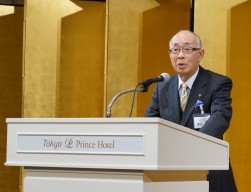 挨拶に立つ沢田稔会長