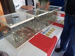 50円玉のボックスから最高１０００円札のボックスまで用意された現金つかみ取りイベント。最高額はなんと５万２０００円！