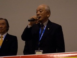来賓の挨拶を述べる元坂明ＪＵＣ社長（兼ＪＵ三重理事長）