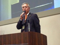 謝辞を述べる高田流通委員長