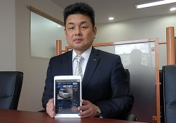 スマートフォンのリアル対応画面を紹介する米倉晃起社長