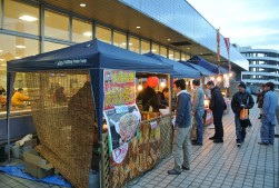 １７時からは２階テラスに屋台村も設置