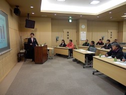 真剣な表情でセミナーを受講する会員