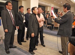 大幅上方修正された目標額を引き受ける上松倉人名誉会長