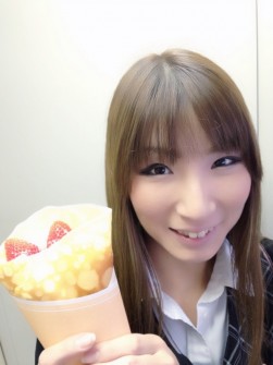 ３月５日のイチゴクレープ配布イベントに向けて試作品を作成した勝野さん！お店で売っているクレープよりも美味しくできたとのこと