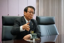 記者会見で、沼尾幸一理事長