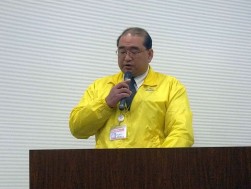セレモニーで謝辞を述べる猪嶋部長