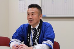 記者会見で今後の抱負を述べる菅田会場長