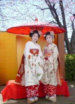 京都祇園から本物の舞妓さんが来場してイベントを盛り上げる