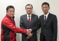 握手を交わす勝田ＣＡＡ中部新会場長（写真左）とＣＡＡ東京三輪新会場長（写真右）