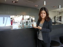 商談時の飲み物にもこだわりが。唯一の女性スタッフ安部真梨子さん