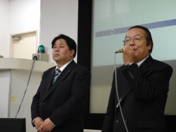 競り開始前、四ツ辻新営業本部長（写真左）をバイヤーに紹介する吉岡社長（写真右）