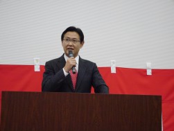 競り開始前のセレモニーで挨拶する菊地社長