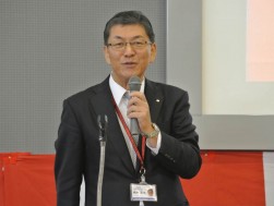 挨拶に立つ向井社長