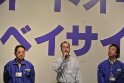 挨拶に立つ増井支店長（中）と尾籠会場長（右）