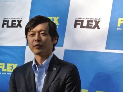 発表会で挨拶を述べる藤崎社長