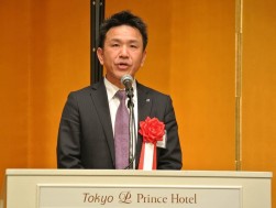 就任の挨拶を述べる岩崎新代表理事