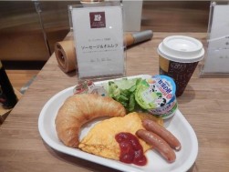 焼き立てパン、コーヒーが付いた 洋食モーニングセット