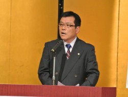 総会で挨拶を述べる川村理事長