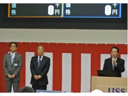 セリ前のセレモニーで挨拶に立つ安藤社長（右）、増田会場長（中央）、ＵＳＳ横浜・赤瀬会場長（左）