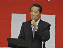 挨拶を述べる安藤社長