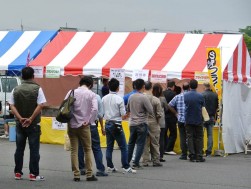 昼時を過ぎても行列の屋台村