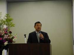 二村理事長の挨拶に続き新本流通委員長が会員に謝辞を述べた