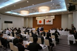総会風景（議長は五十嵐彰氏）